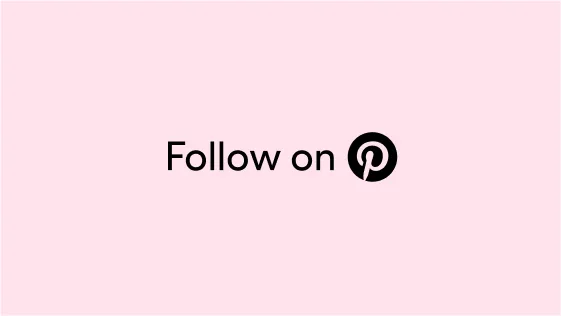Les mots « Follow on » et un logo Pinterest rose dans un cercle noir sur un fond rose