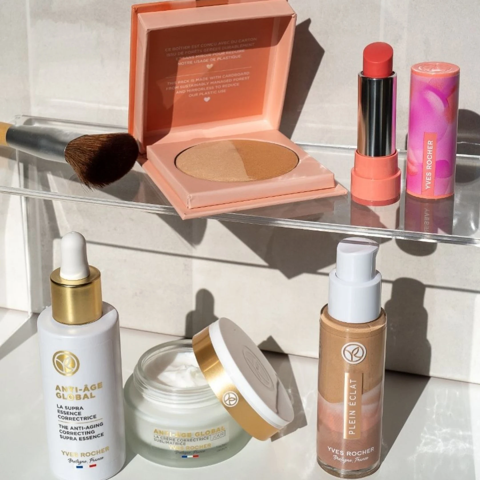 photo de produits de maquillage et de soins de la peau disposés dans la salle d'eau