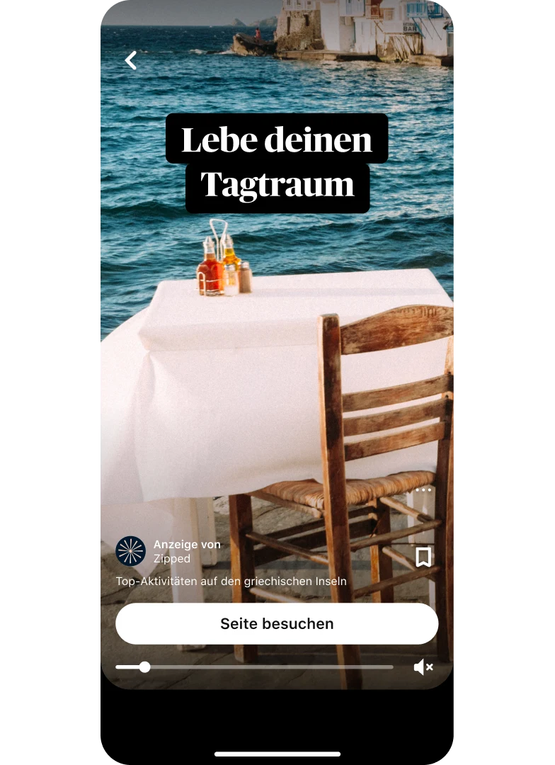 Thumbnail auf Idea Ad-Vorschau von einem Tisch mit Aussicht aufs Meer, dem Titel „Lebe deinen Traum“ und einem Button mit der Aufschrift „Seite besuchen“ in der Mitte.