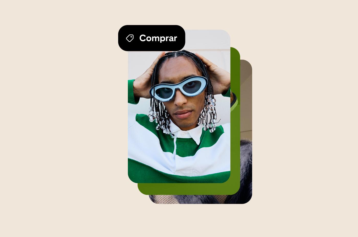 Anuncio simulado de Pinterest con una persona con anteojos de sol llamativos y una camisa verde y blanca, superpuesto a más anuncios simulados, lo que sugiere un catálogo de productos más grande y la posibilidad de mayor alcance al cargar más artículos.