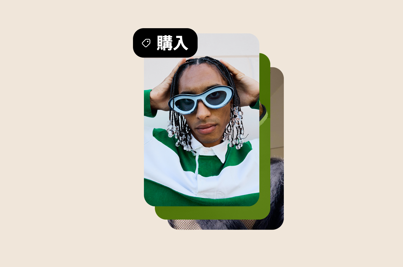 グリーン×ホワイトのシャツと大胆なサングラスを身につけたスタイリッシュな人物が登場する Pinterest のモック広告。背後に複数のモック広告が重ねて配置されており、商品数の多いカタログによって、より広いリーチが見込めることを視覚的に表現しています。