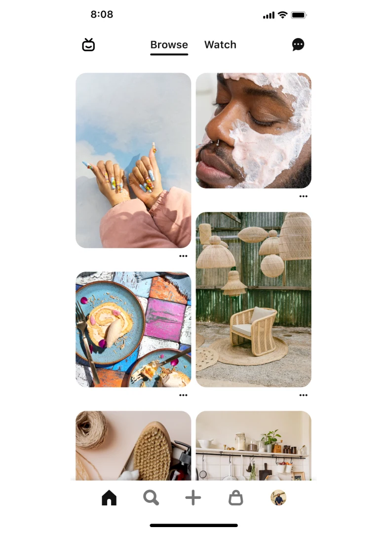 Mobiele weergave van startpagina met een allerlei pins, zoals poserende bruine handen die nailart laten zien, een zwarte man met een gezichtsmasker, een mooi opgemaakt gerecht en decoratie voor buitenshuis. 