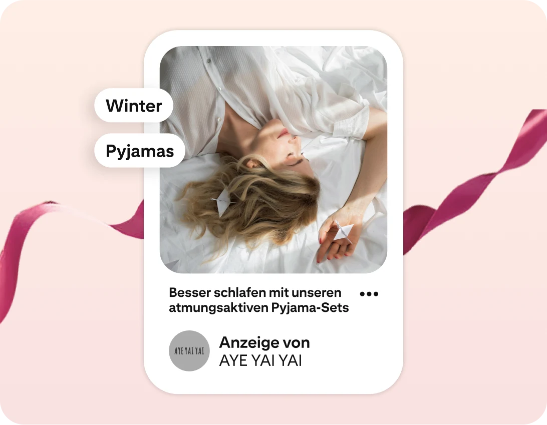 Eine Anzeige für Pyjamas, die eine Frau im Pyjama auf einem Bett liegend zeigt, neben Keywords wie „Winter“ und „Pyjamas“.