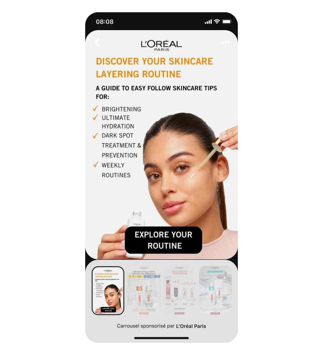 Capture d’écran de téléphone montrant une annonce Showcase L’Oréal avec une femme latino-américaine appliquant un sérum sur son visage. Trois cartes à faire défiler suivent cette Épingle titre.