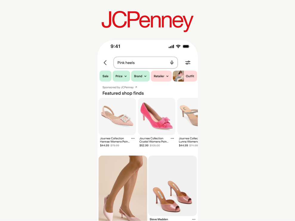 Pantalla de teléfono en la que se muestran productos de JCPenney en un anuncio de Pinterest de la parte superior de búsqueda luego de una búsqueda de “tacones rosas”.