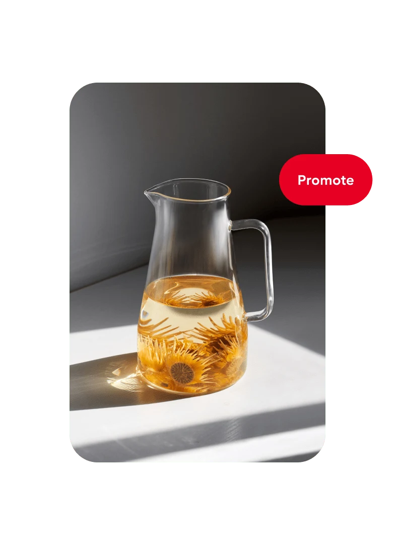 Pin av en halvfull glaskanna med vatten och orange blommor med en ”Annonsera”-knapp till höger.