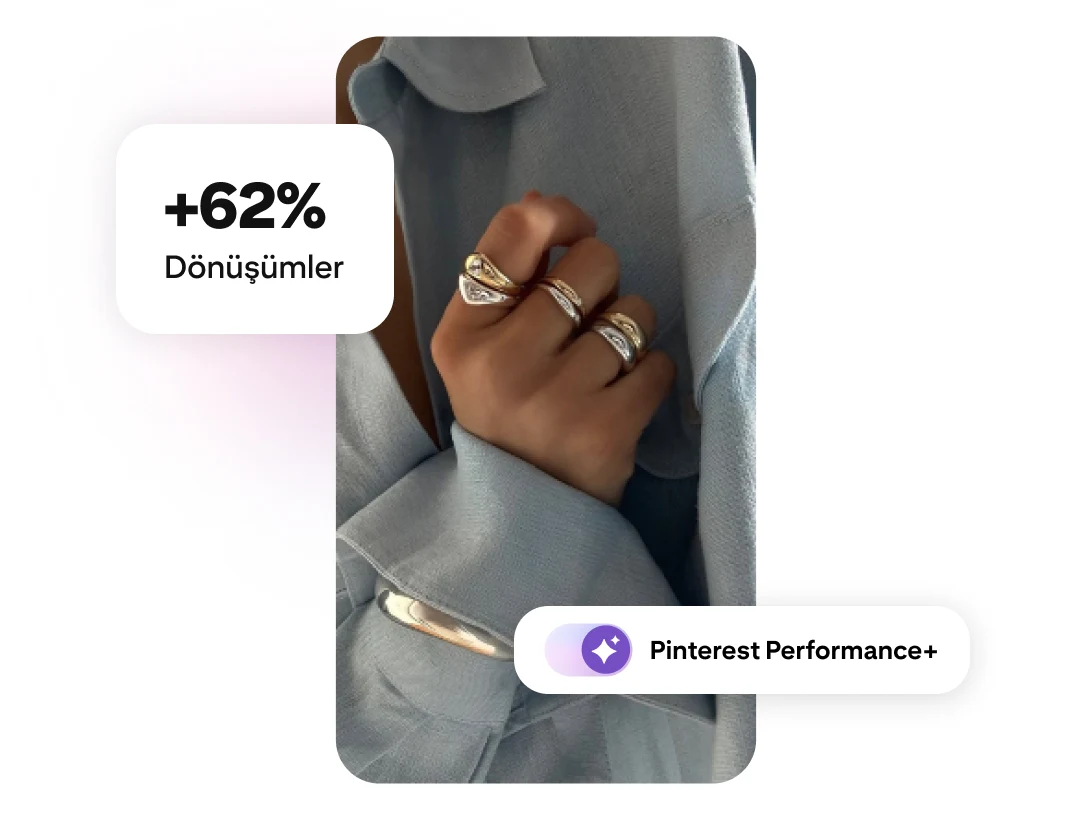%62 dönüşüm artışı etiketi ve Pinterest Performance etiketi ile birlikte üst üste altın yüzükler takmış bir el