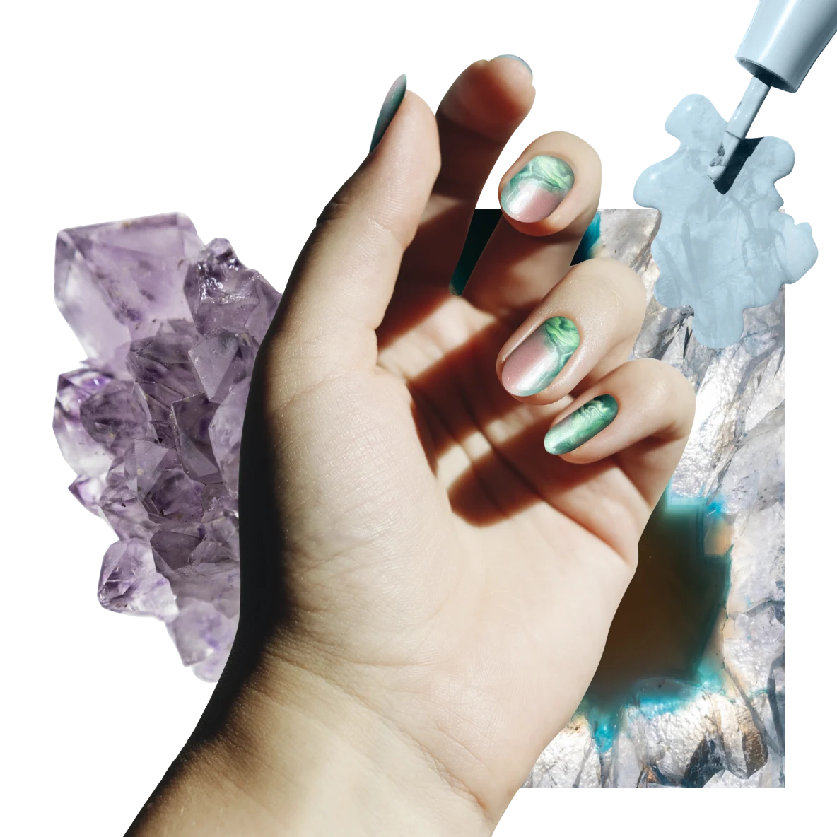 Eine weiße Hand liegt auf violetten und transparenten Kristallen. Rechts oben ist hellblauer Nagellack zu sehen.