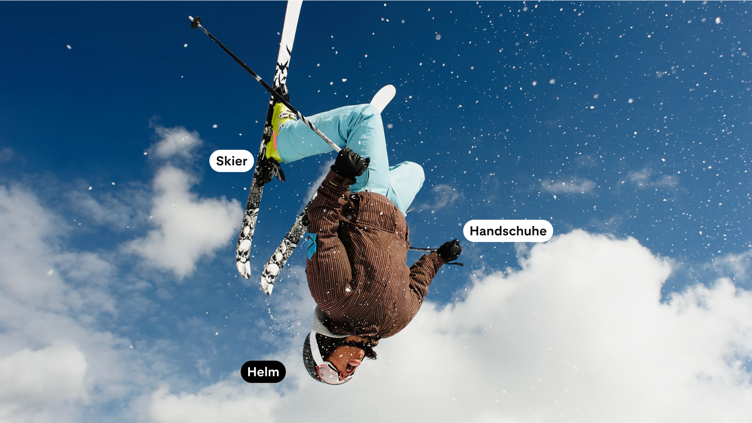 Großaufnahme einer Frau auf Skiern, die kopfüber in der Luft ist.
