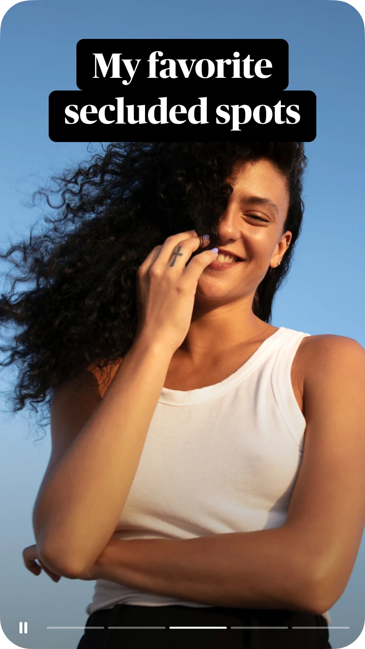 En middelhavskvinne smiler, det lange svarte håret skjuler halve ansiktet, med en blå himmel som bakgrunn, med tekstoverlegget: Mine beste bortgjemte steder