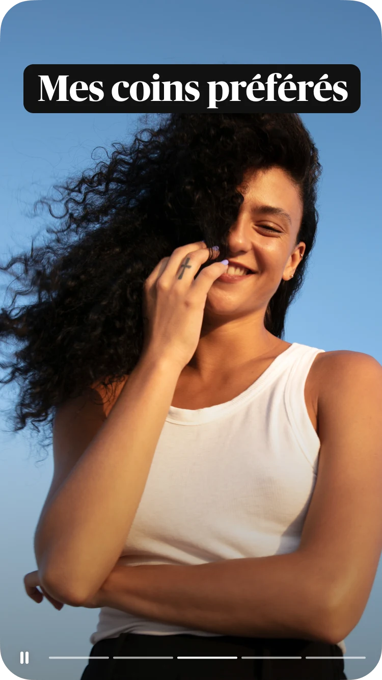 Une femme de type méditerranéen sourit, ses longs cheveux noirs couvrant la moitié de son visage, avec le ciel bleu pour toile de fond, et un texte superposé : Mes coins préférés