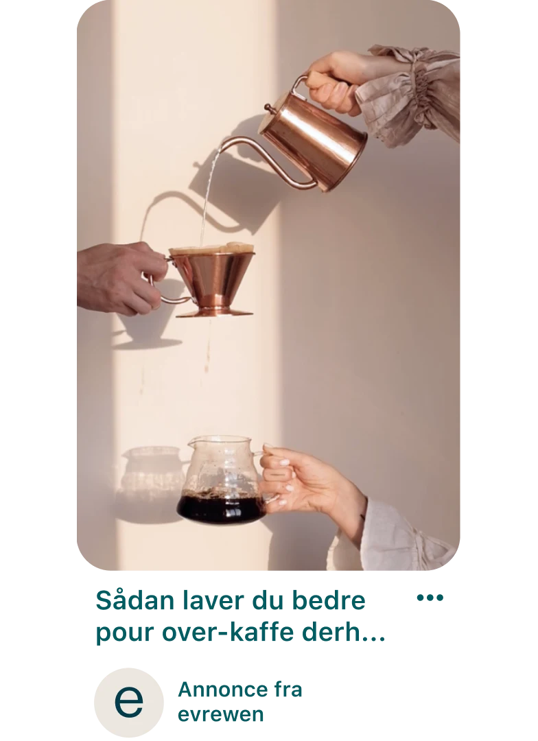 En sponsoreret pin, der viser tre hvide hænder: Den første hælder vand ned i et kaffefilter, den anden holder kaffefilteret, og den tredje opsamler den bryggede kaffe.