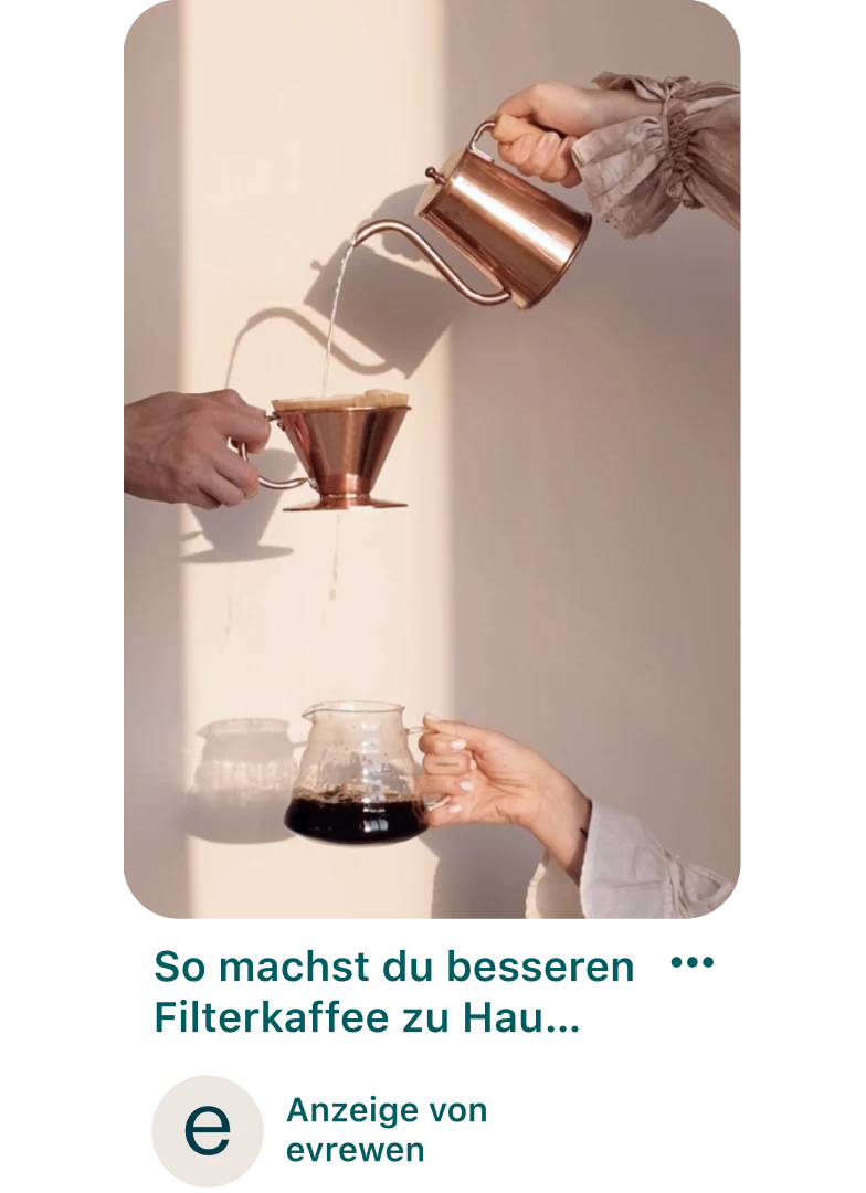 Ein Promoted Pin mit drei weißen Händen: die erste schüttet Wasser in einen Kaffeefilter, die zweite hält den Kaffeefilter und die dritte fängt den gebrühten Kaffee auf.