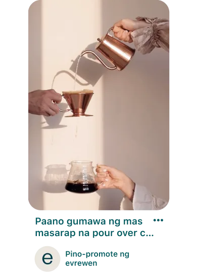 Isang Pino-promote na Pin na nagpapakita ng tatlong Puting kamay: ang una ay nagsasalin ng tubig sa isang coffee filter, ang pangalawa ay hawak ang coffee filter at ang pangatlo ay sinasalo ang brewed coffee.