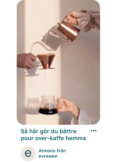 En annonspin som visar tre vita händer: den första handen häller vatten i ett kaffefilter, den andra håller i kaffefiltret och den tredje fångar upp det bryggda kaffet.