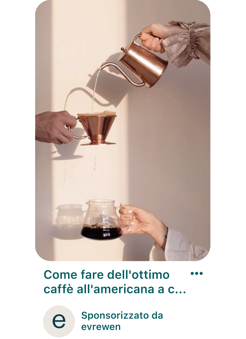 Un Pin sponsorizzato che mostra tre mani: la prima versa acqua nel filtro per il caffè, la seconda sorregge il filtro per il caffè e la terza prende al volo il caffè filtrato in una caraffa di vetro.