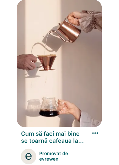 Pin promovat în care apar trei mâini: una toarnă apă într-un filtru de cafea, a doua ține filtrul și a treia prinde cafeaua pregătită într-un vas.