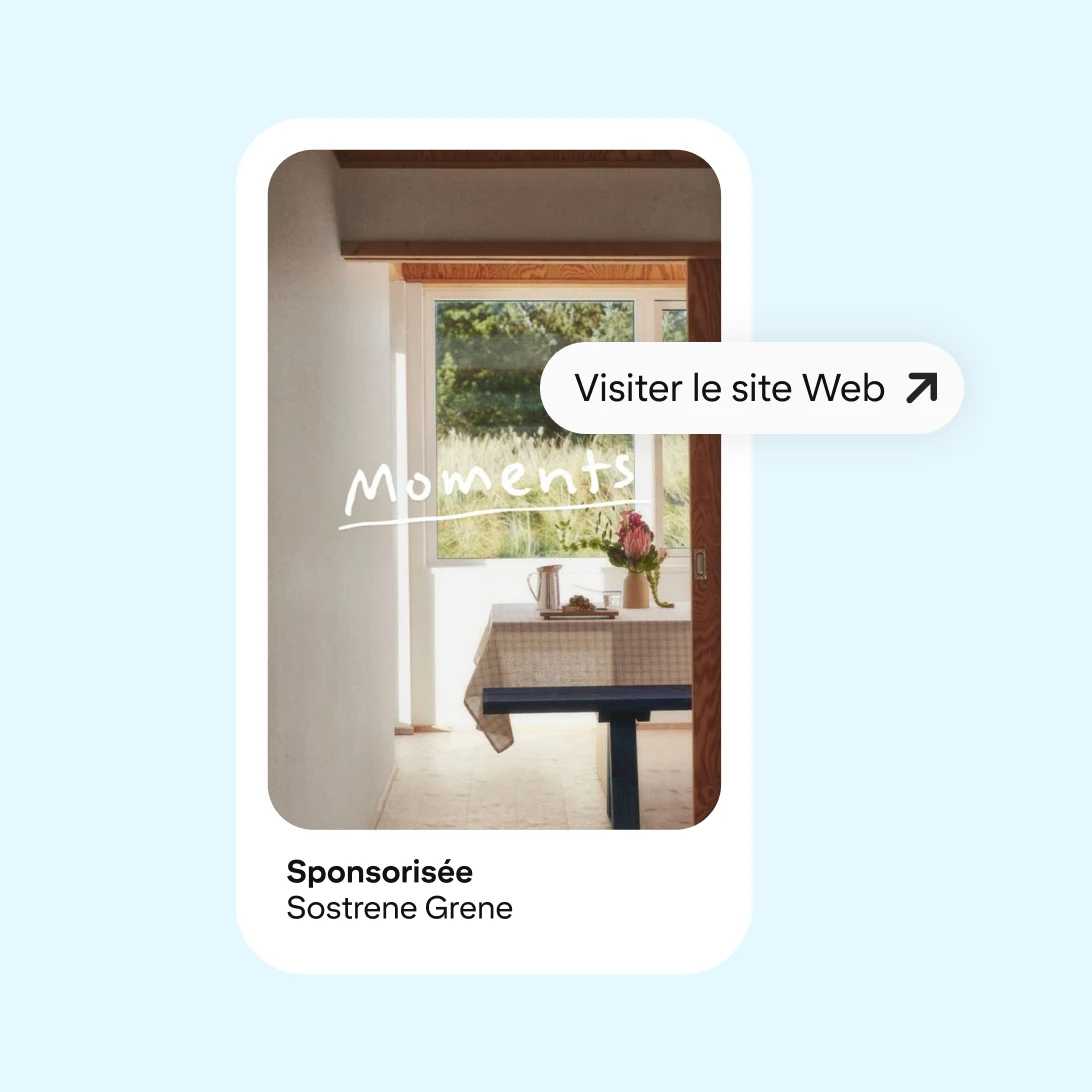 Maquette d’une annonce Pinterest présentant un petit espace intérieur chaleureux avec une table et un banc en bois près d’une fenêtre donnant sur la verdure. Texte « Moments » et bouton « Visiter le site » mis en avant. Sponsorisé par Sostrene Grene.