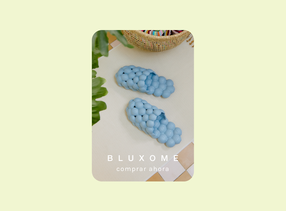 Publicité présentant des pantoufles à bulles bleues. Le texte de call-to-action « Acheter maintenant » est superposé à l’image.