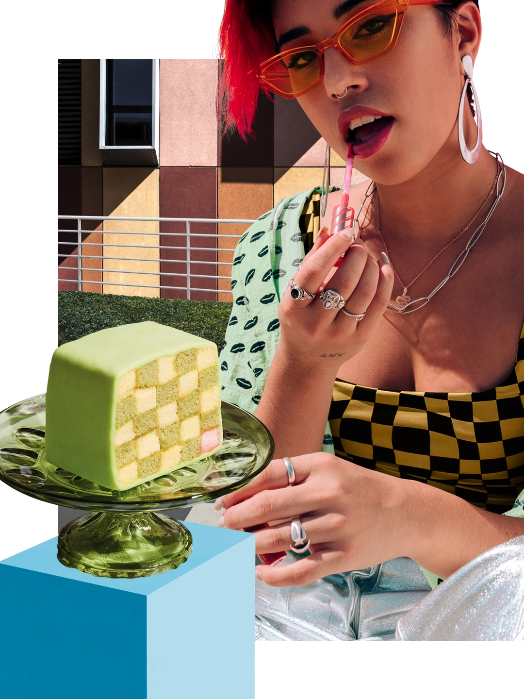 Colagem de temas xadrezes. Fatia de bolo verde e branco sobre uma travessa, paredes xadrezes. Mulher do Leste Asiático com cabelos ruivos curtos vestindo regata xadrez aplica gloss labial vermelho.
