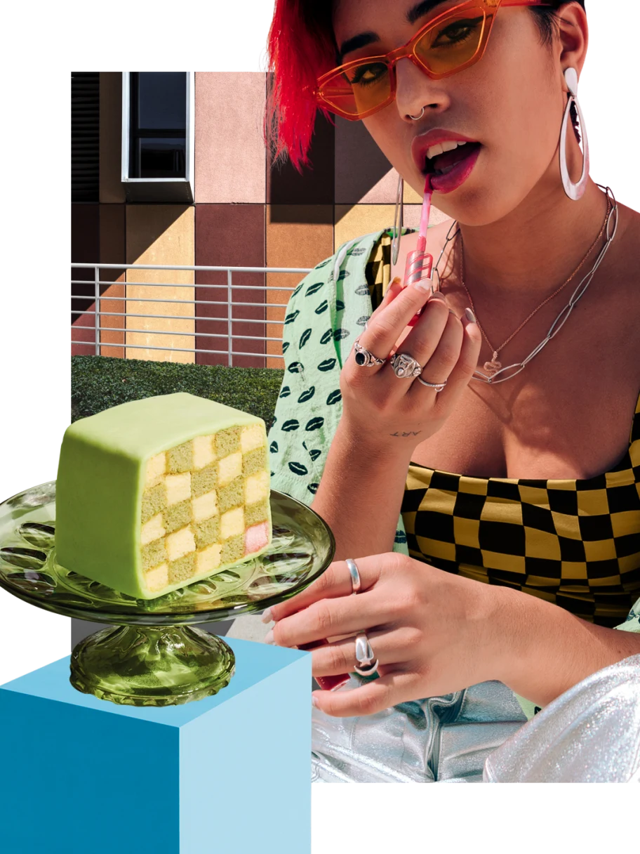 Colagem de temas xadrezes. Fatia de bolo verde e branco sobre uma travessa, paredes xadrezes. Mulher do Leste Asiático com cabelos ruivos curtos vestindo regata xadrez aplica gloss labial vermelho.
