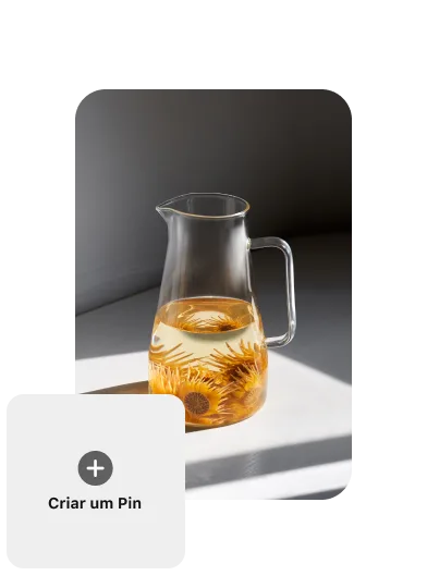Pin de uma jarra de vidro com água até a metade e flores cor-de-laranja com um botão "Criar Pin" à esquerda.