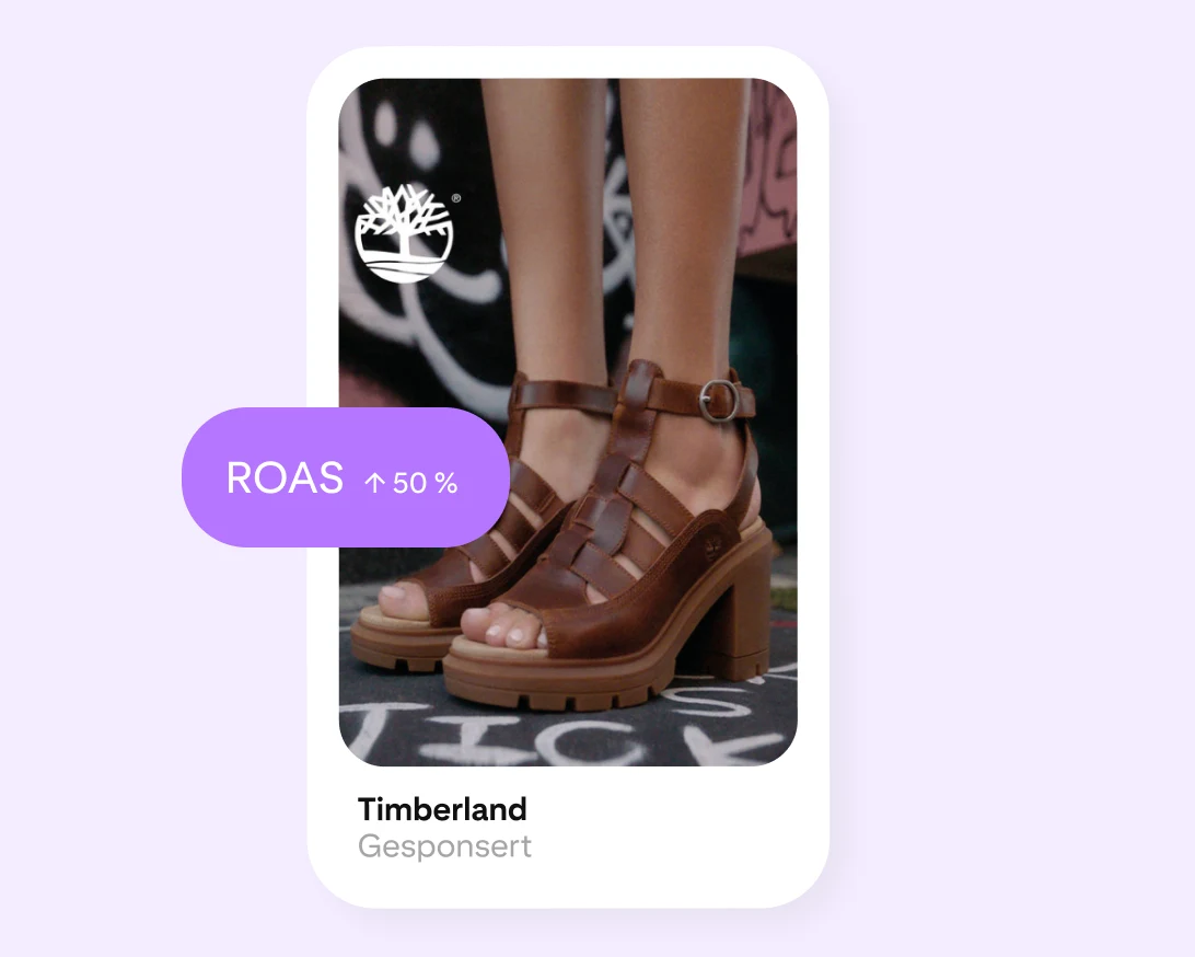 Eine Timberland-Anzeige mit den Beinen einer Frau in braunen Sandalen mit Absatz. Zudem zeigt ein rosa Label eine Steigerung des ROAS um 50 % an.