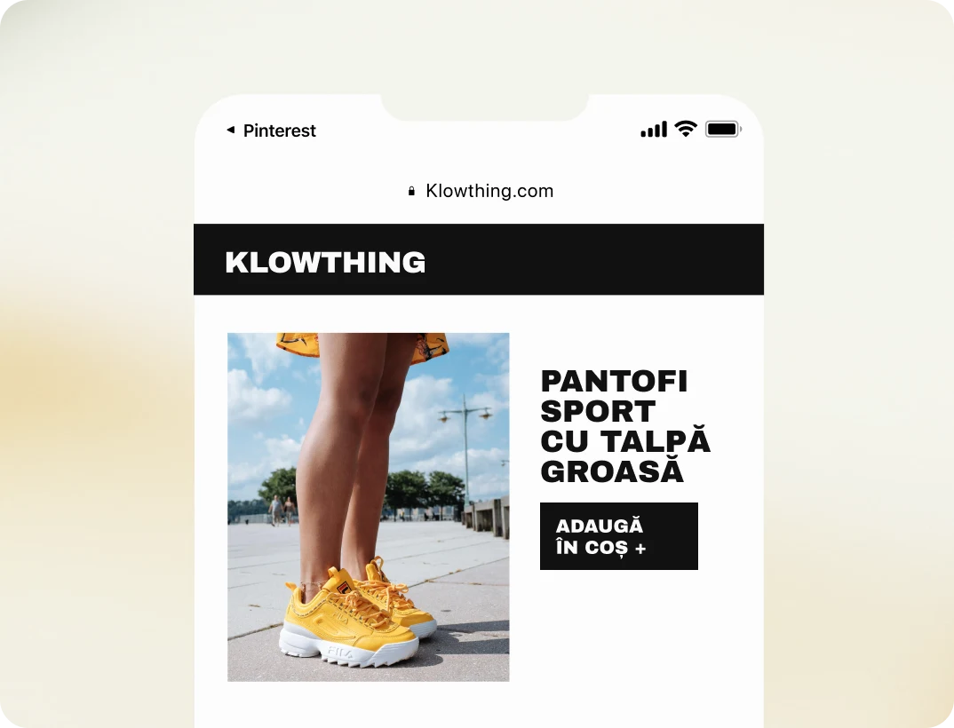 O imagine cu site-ul web al unui retailer (numit Klowthing), prezintă o pereche de pantofi sport galbeni mari cu un buton „Adăugare în coș” dedesubt. 