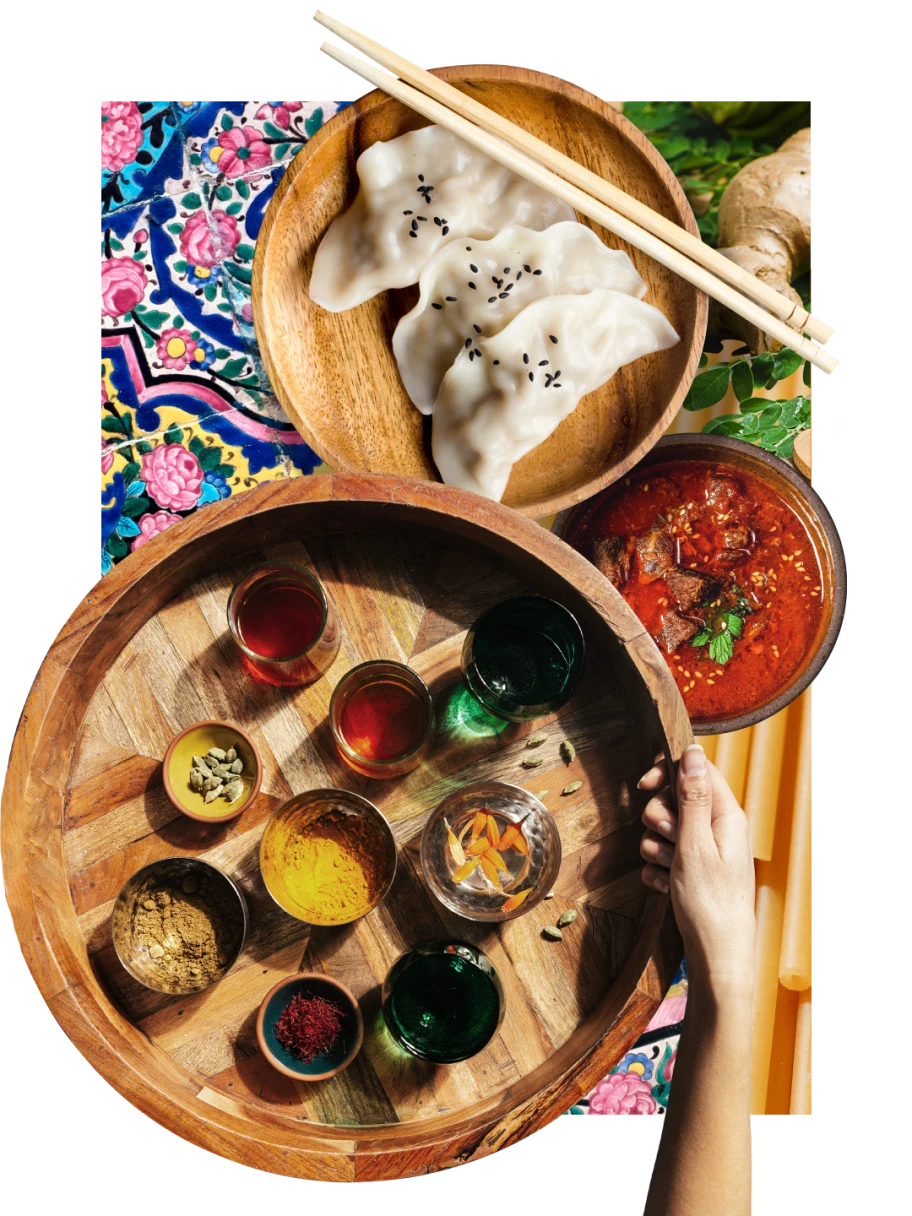 Collage de photos de plats vus du dessus. En haut, bol marron avec une paire de baguettes et trois raviolis chinois. Plateau avec des huiles et des épices. Bol en verre contenant de la sauce rouge. Dessous, table avec des motifs bleus et des roses.
