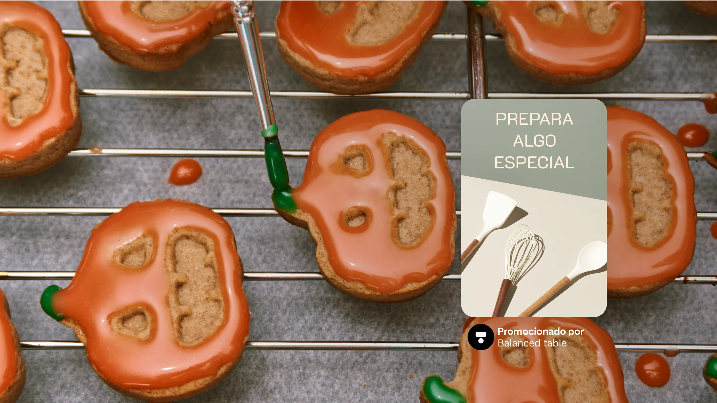 Imagen de ancho completo con una bandeja de galletas decoradas como calabazas; a la derecha, se muestra un Pin con un batidor y el texto “Prepara algo especial”.
