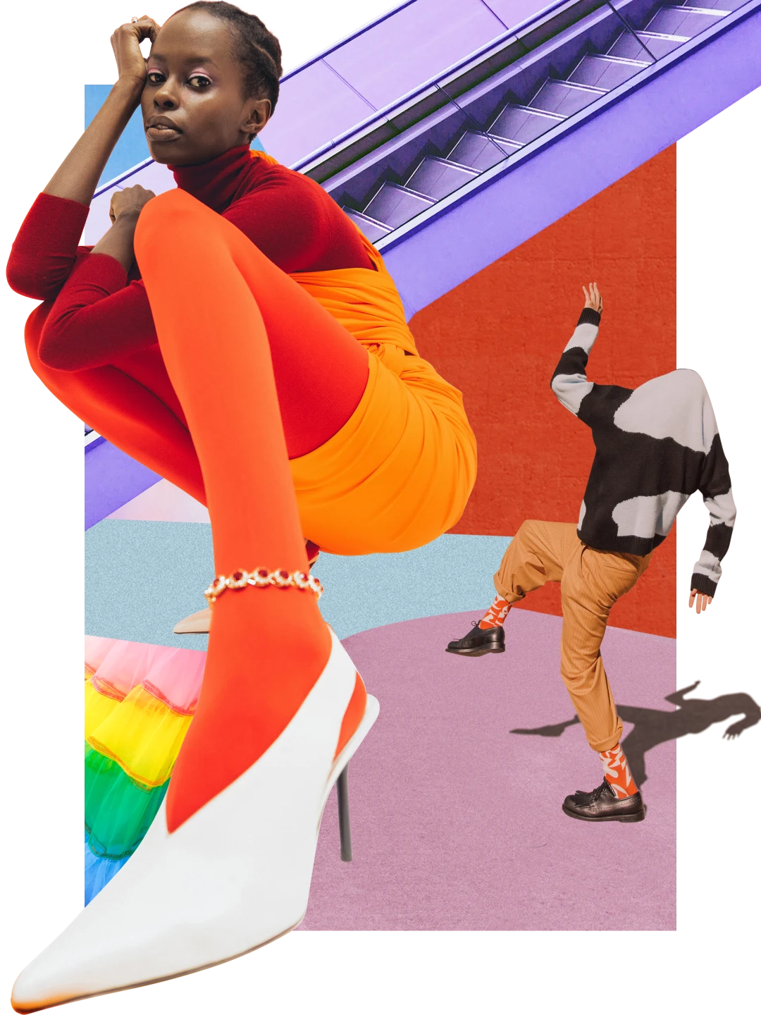 Collage de vêtements et de couleurs vives. À gauche, femme noire en tenue orange vif. À droite, personne portant un pull à motif cachant sa tête, un pantalon et des chaussettes orange. En haut, escalator violet en arrière-plan.
