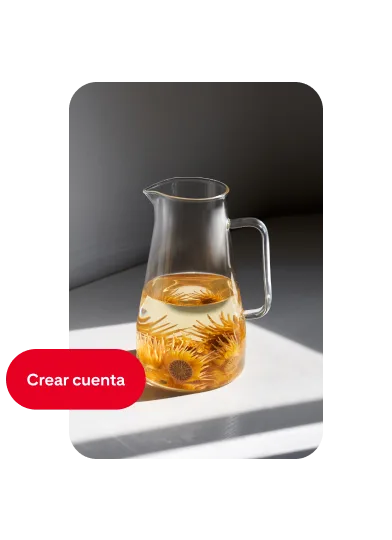 Pin de una jarra de cristal llena a la mitad de agua y flores naranjas con el botón "Crear cuenta" a la izquierda.