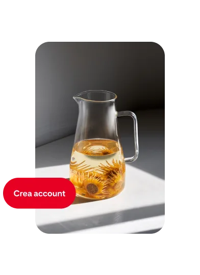 Pin raffigurante una caraffa di vetro riempita a metà con acqua e fiori e, sulla sinistra, il pulsante "Crea account".