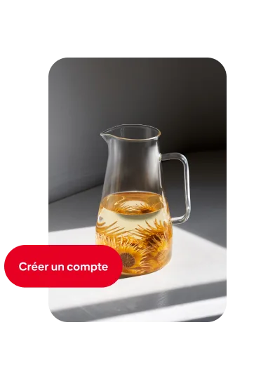 Épingle d’une carafe en verre remplie à moitié d’eau et de fleurs orange, avec un bouton « Créer un compte » sur la gauche.