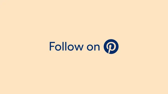 Der Pinterest-CTA und das -Logo in Marineblau vor einem cremefarbenen Hintergrund