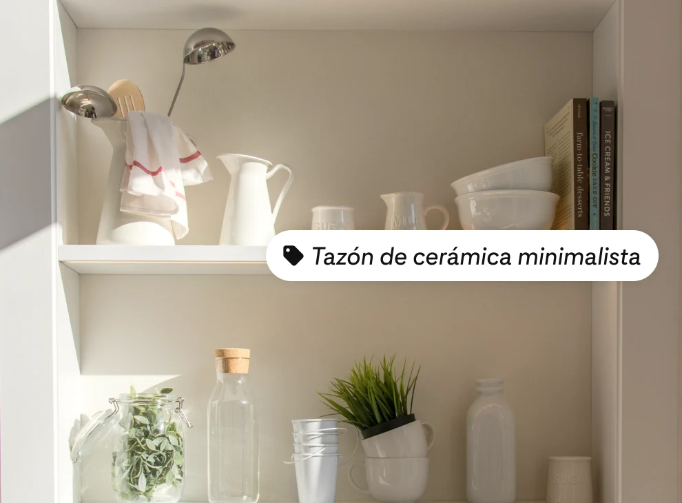 Dos estantes con jarrones y tazones blancos y tres libros en el lado derecho del estante superior, con la etiqueta del producto, tazón de cerámica minimalista