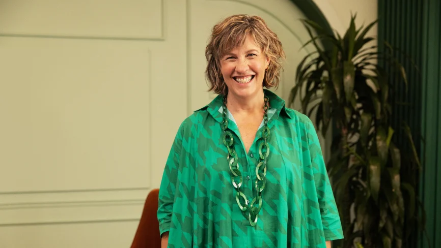 Nadine Zylstra, Vice President of Content Programming, posiert in einem lockeren grünen Oberteil für die Kamera.