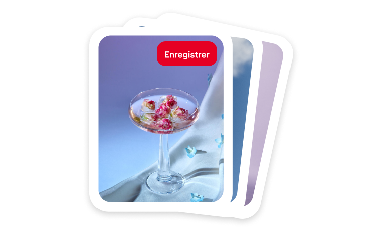 Un verre de cocktail coloré est posé sur une nappe blanche sur un fond violet 