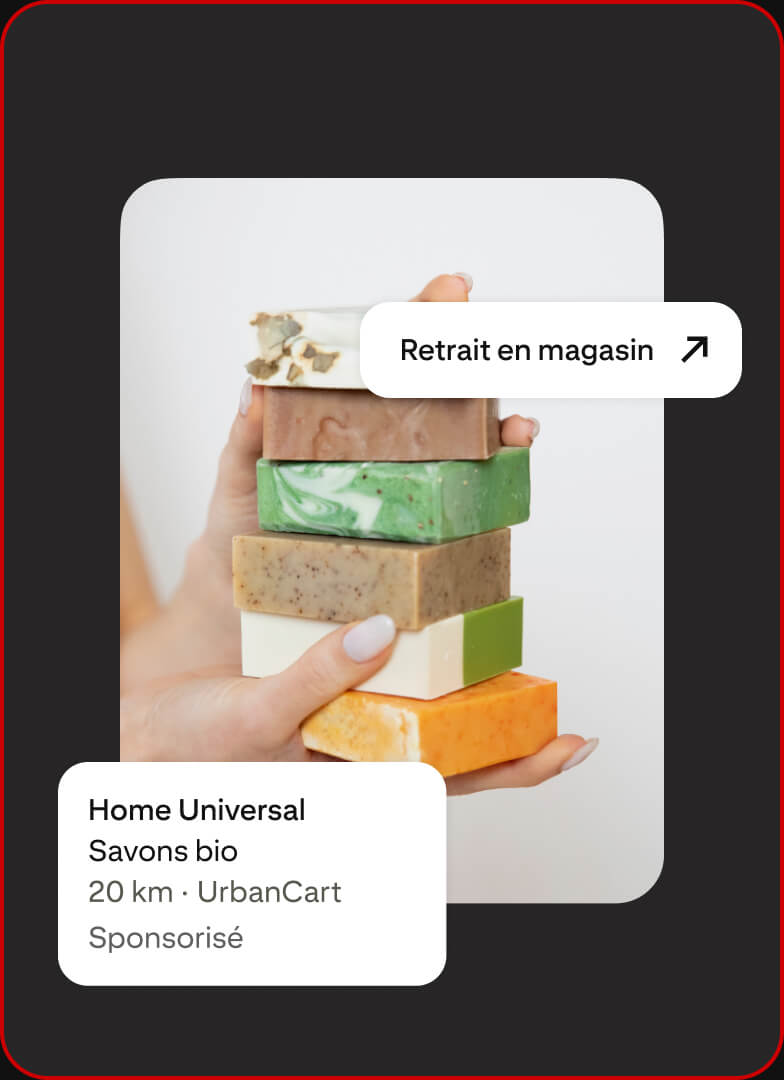 Annonce montrant une personne tenant une pile de savons biologiques disponibles pour le retrait en magasin