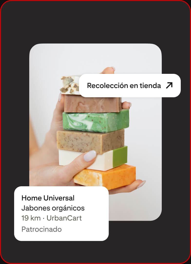 Un anuncio en el que se muestra a una persona sosteniendo una pila de barras de jabón orgánico disponibles para recoger en la tienda.