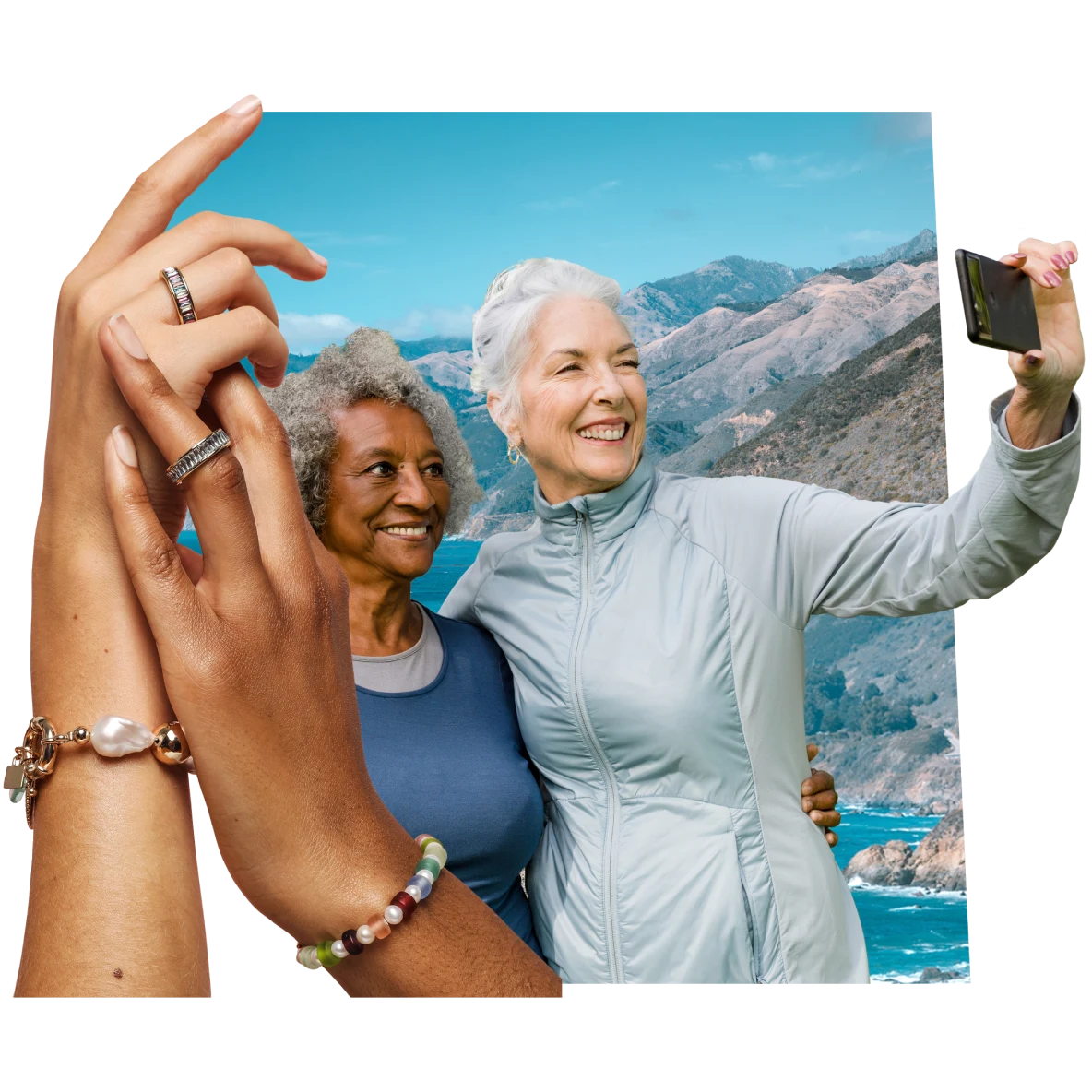 Auf der linken Seite Hände mit Armbändern und Ringen, die ineinander greifen. Rechts eine ältere weiße und eine Schwarze Frau, die lachen und vor einem Hintergrund mit Bergen und einem blauen Himmel ein Selfie machen.