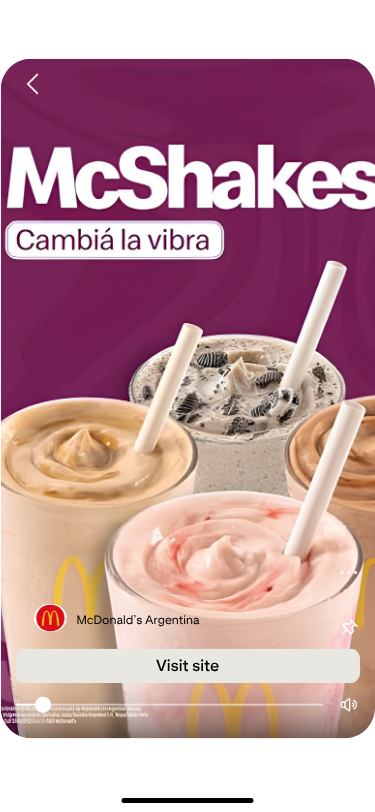 Anuncio de McDonald’s Argentina: tres McShakes cremosos de vainilla, chocolate y frutilla sobre fondo magenta, con texto “Cambiá la vibra”.