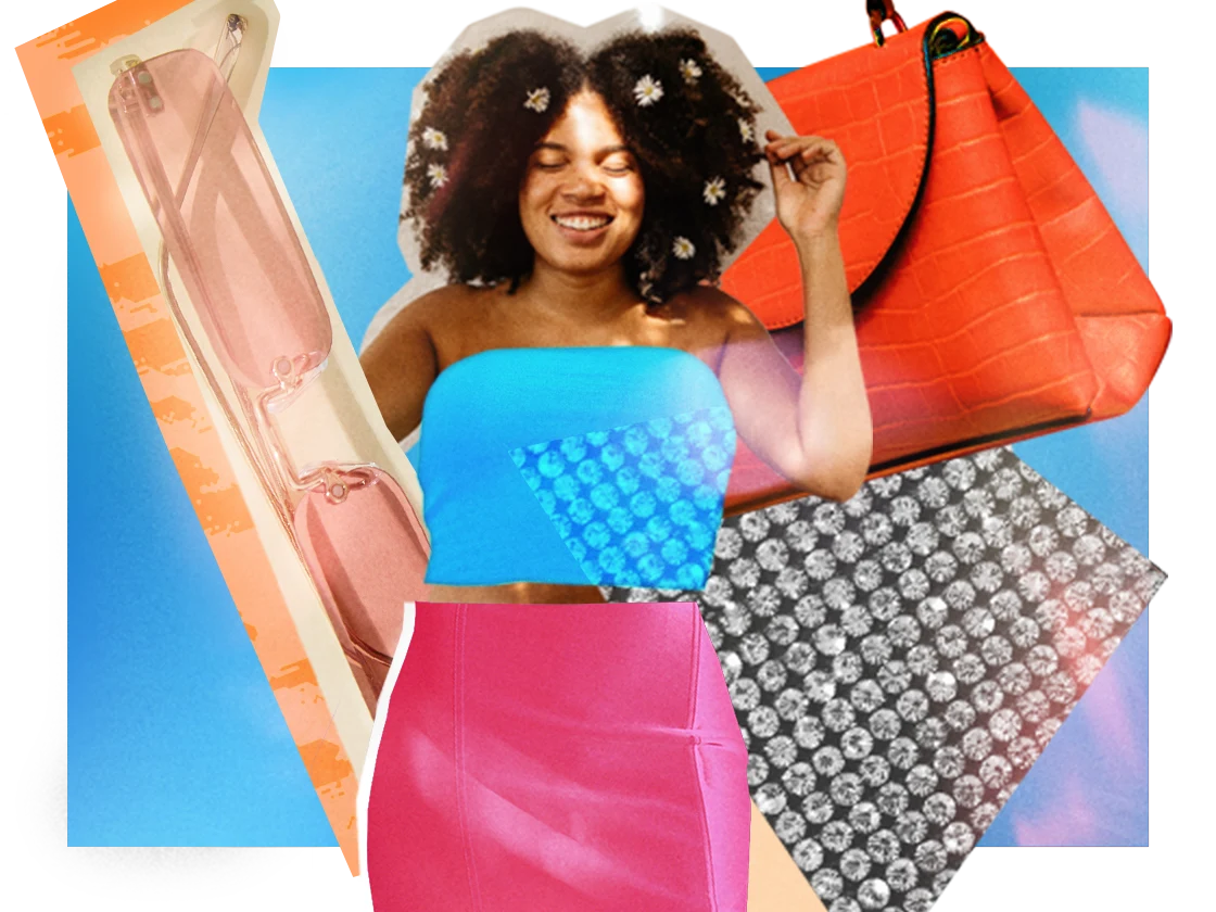 Femme de couleur dans une tenue déstructurée inspirée des comédies romantiques, entourée de sacs à main, de pinces à cheveux, de paillettes et de lunettes de soleil roses aux couleurs vives.