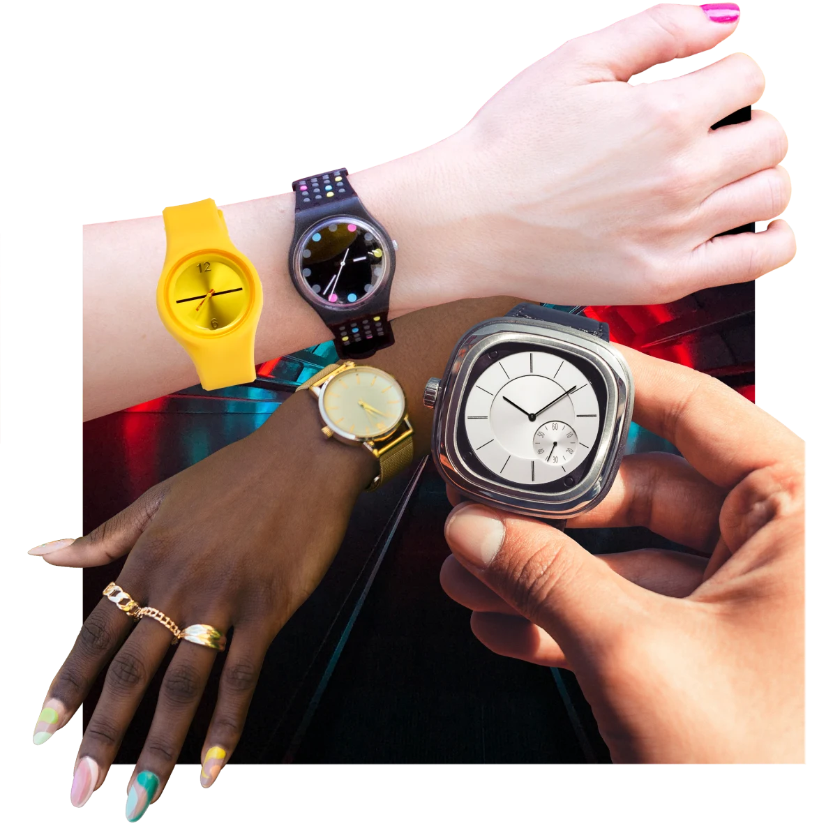 Dois pulsos mostrando relógios amarelo, preto e dourado. Mão segurando um relógio de prata.