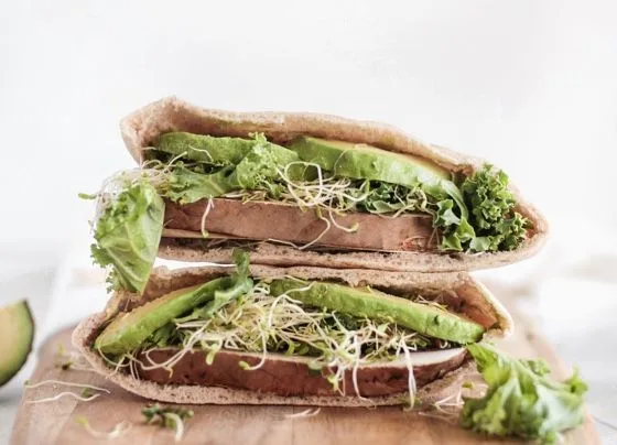 Bánh sandwich pita nhân bơ và rau mầm