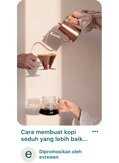 Pin yang Dipromosikan menunjukkan tiga tangan berkulit Putih: yang pertama menuangkan air ke dalam penapis kopi, yang kedua memegang penapis kopi dan yang ketiga menadah kopi yang dibru.