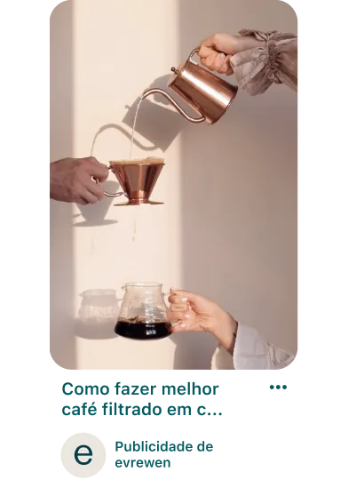 Um Pin promovido a mostrar três mãos caucasianas: a primeira a derramar água num filtro de café, a segunda a segurar o filtro de café, e a terceira a receber o café coado.