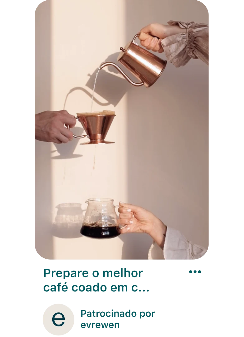Um Pin patrocinado mostrando três mãos de pessoas brancas: a primeira está despejando água no filtro de café, a segunda está segurando o filtro de café, e a terceira, o café passado.