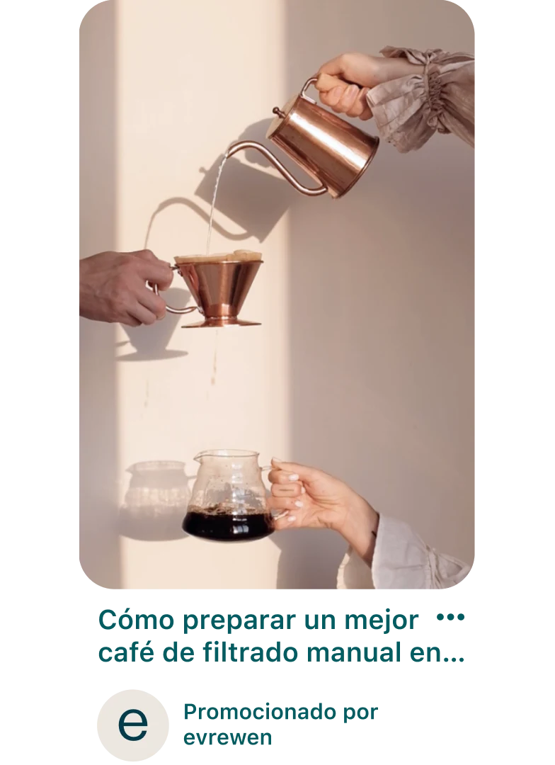 Un Pin promocionado en el que se muestran tres manos blancas: la primera vierte agua en un filtro de café, la segunda sostiene ese filtro y la tercera atrapa el café ya preparado.