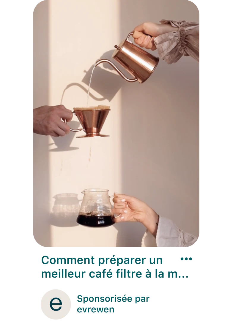 Une Épingle sponsorisée représentant trois mains blanches : la première verse de l’eau dans un filtre à café, la deuxième tient le filtre à café et la troisième attrape le café brassé.